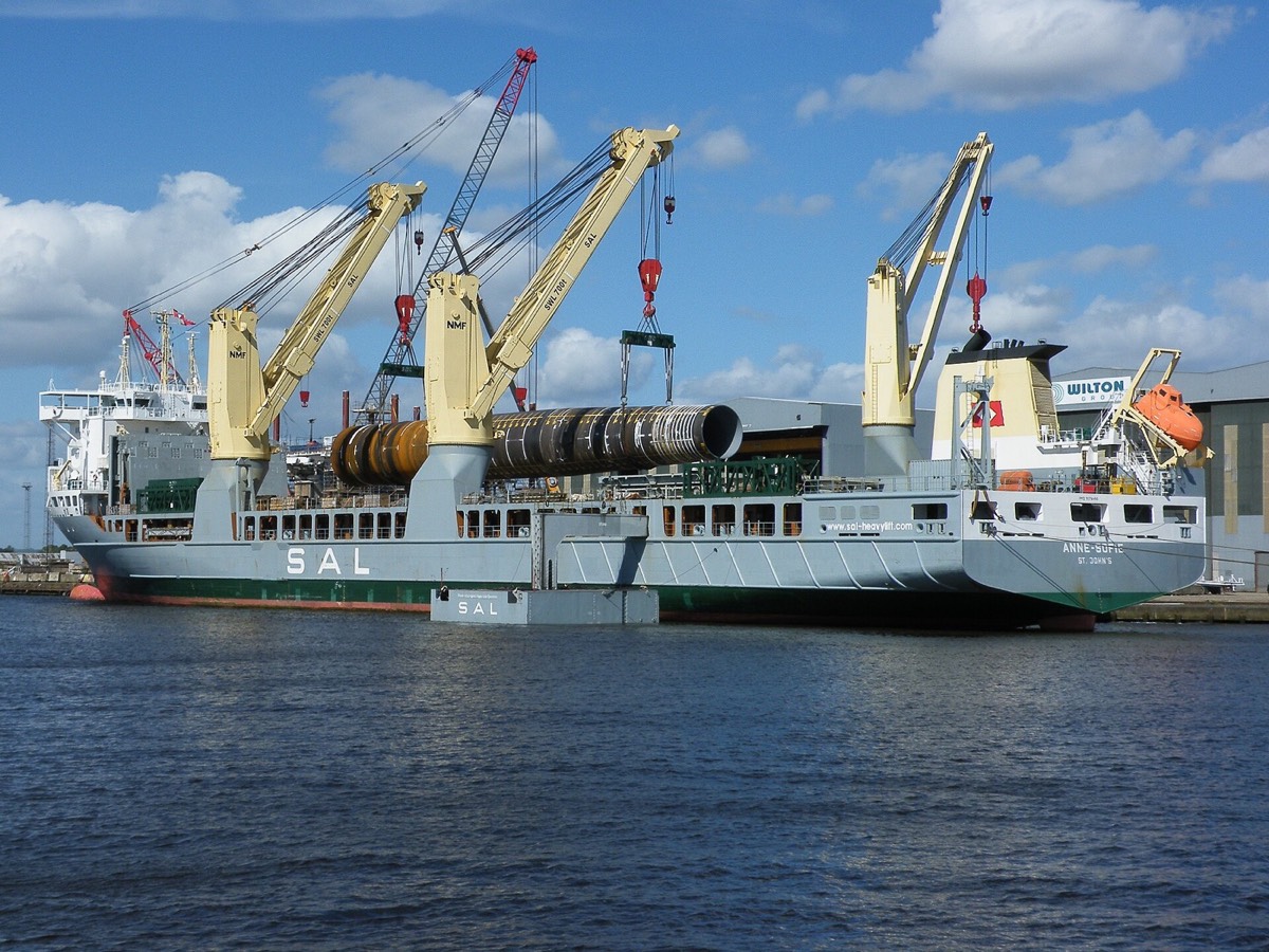 Reference photograph: Loading steel tubes to ship, Port Clarence - geograph.org.uk - 3103857.jpg